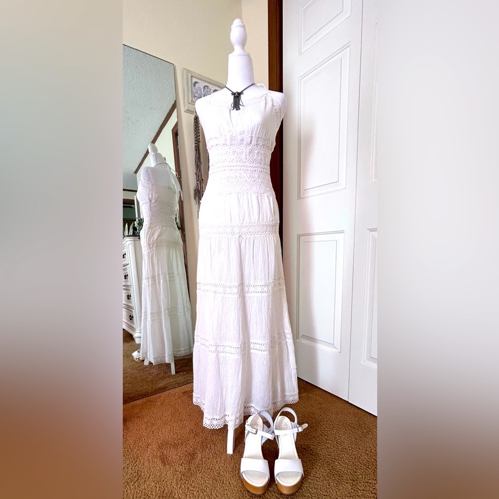 VENUS Maxi dress with lace detail. Size XS